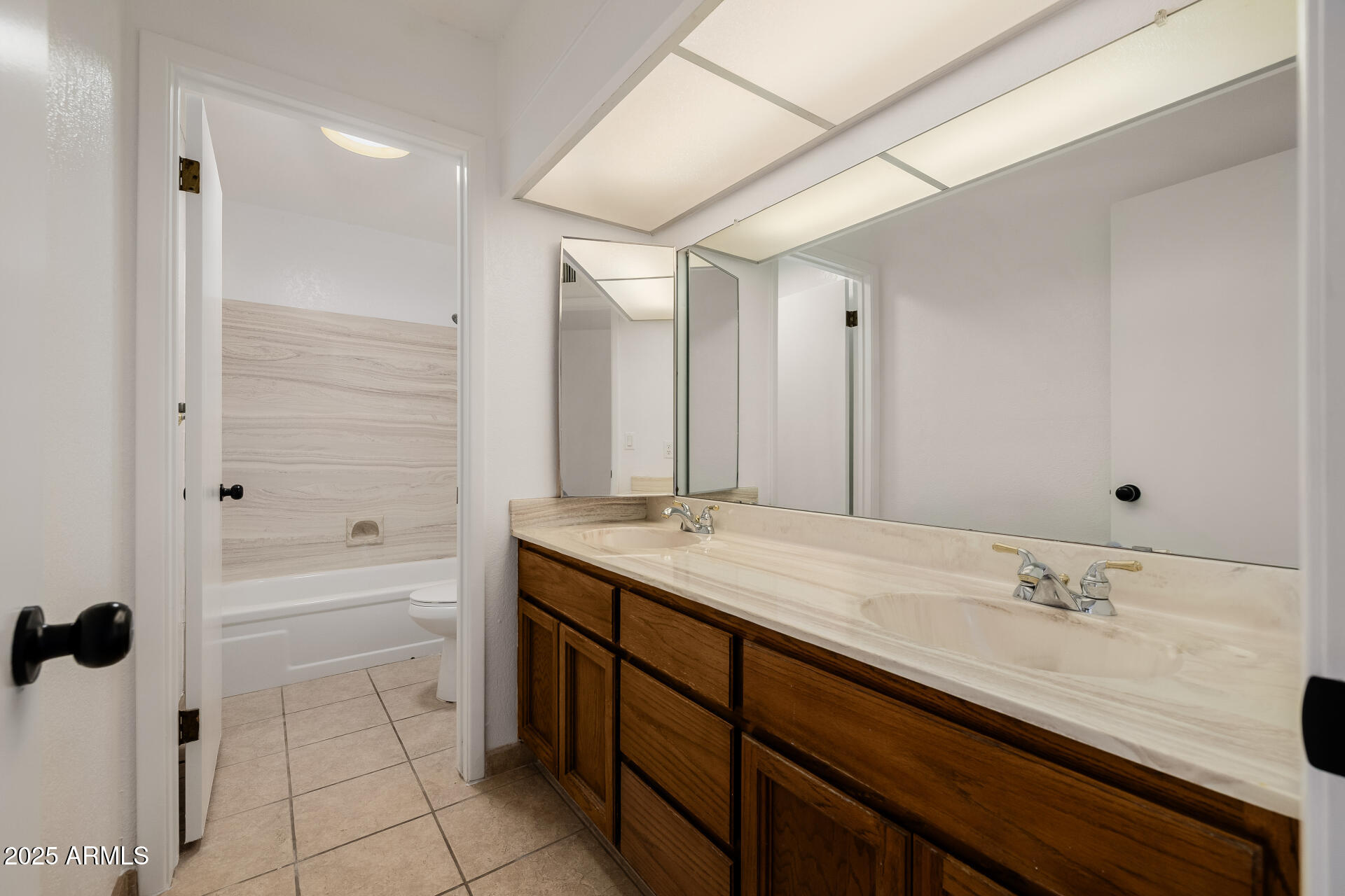 1875 East State Avenue Phoenix, AZ 85020 - Photo 26 of 39 a bathroom with a granite countertop sink mirror and bathtub