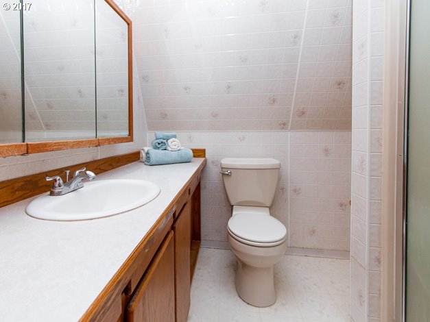 19495 Southeast Chambers Road Sandy, OR 97055 - Photo 19 of 32 a bathroom with a sink and a toilet