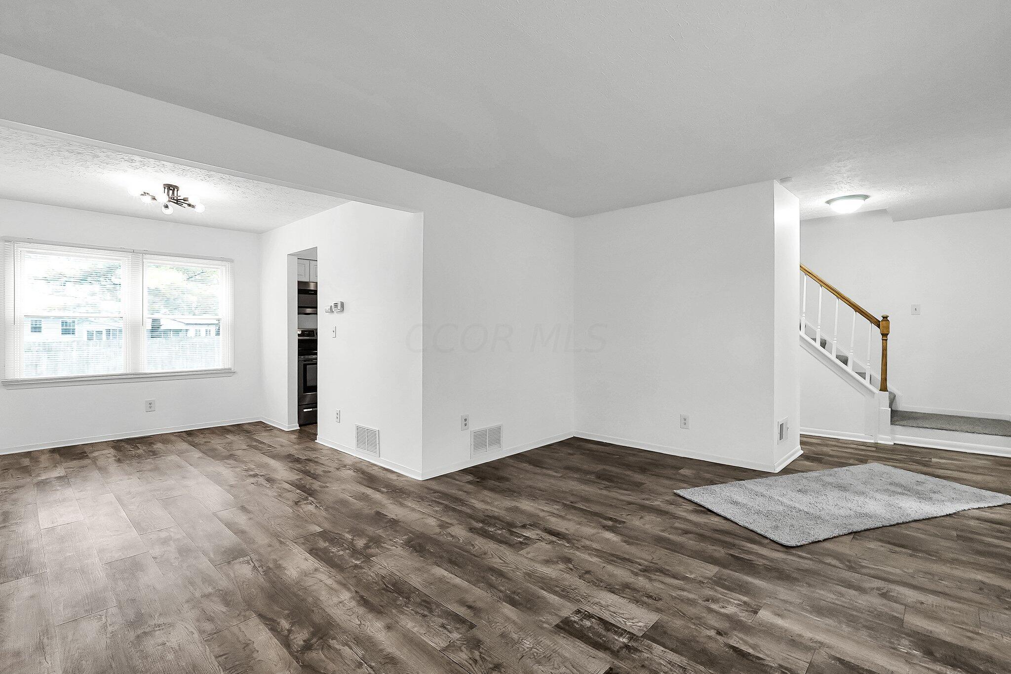 5921 Parkglen Road Galloway, OH 43119 - Photo 4 of 29 Living Room