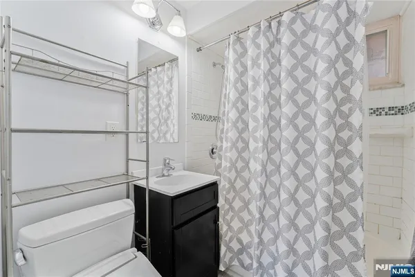 $1,700 | 104 North Beverwyck Road, Unit 5, Lake Hiawatha, NJ 07034