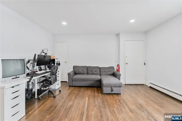 $1,700 | 104 North Beverwyck Road, Unit 5, Lake Hiawatha, NJ 07034