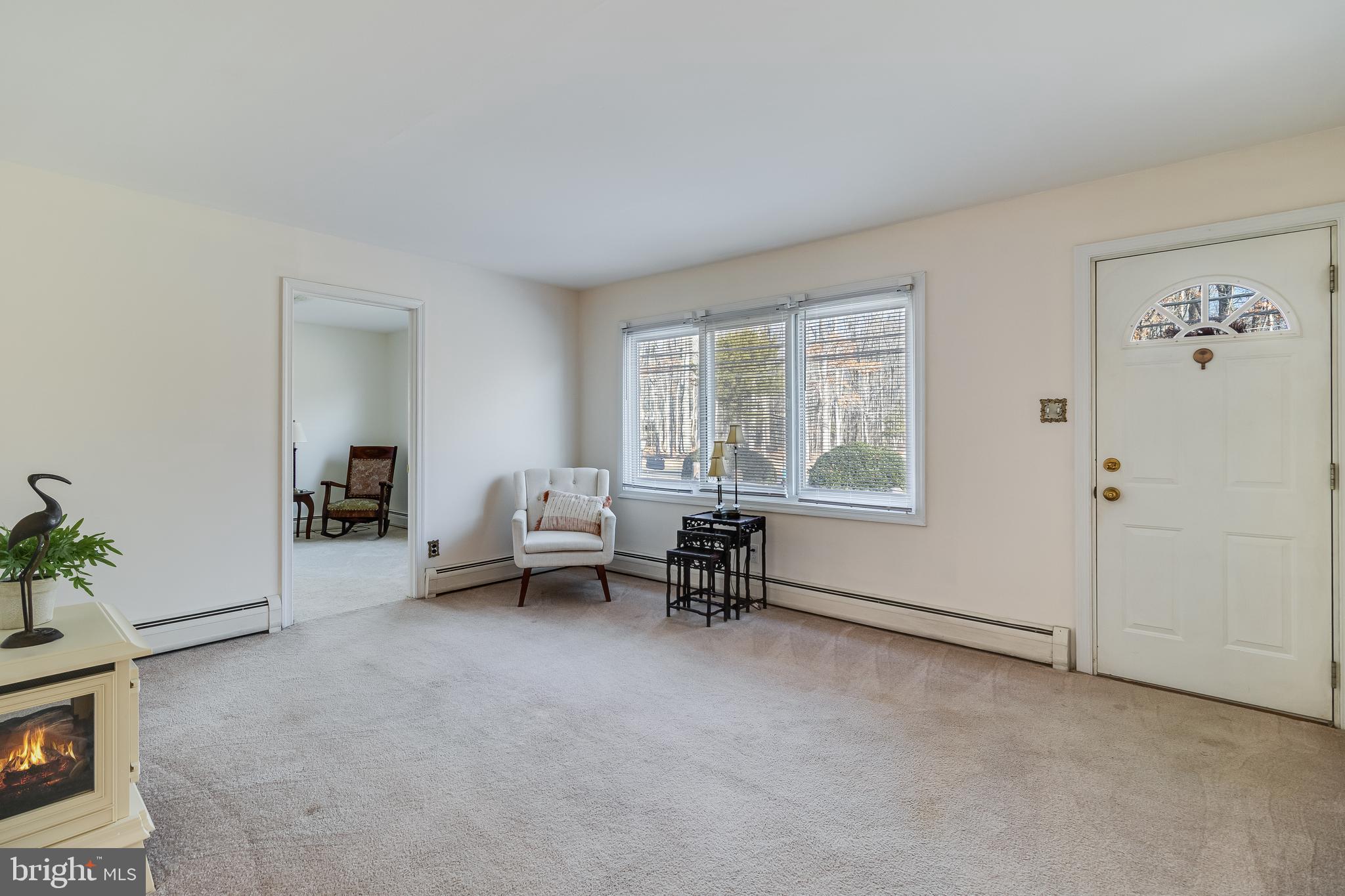 965 Franklin Manor Road Churchton, MD 20733 - Photo 26 of 34 a living room with furniture and a window