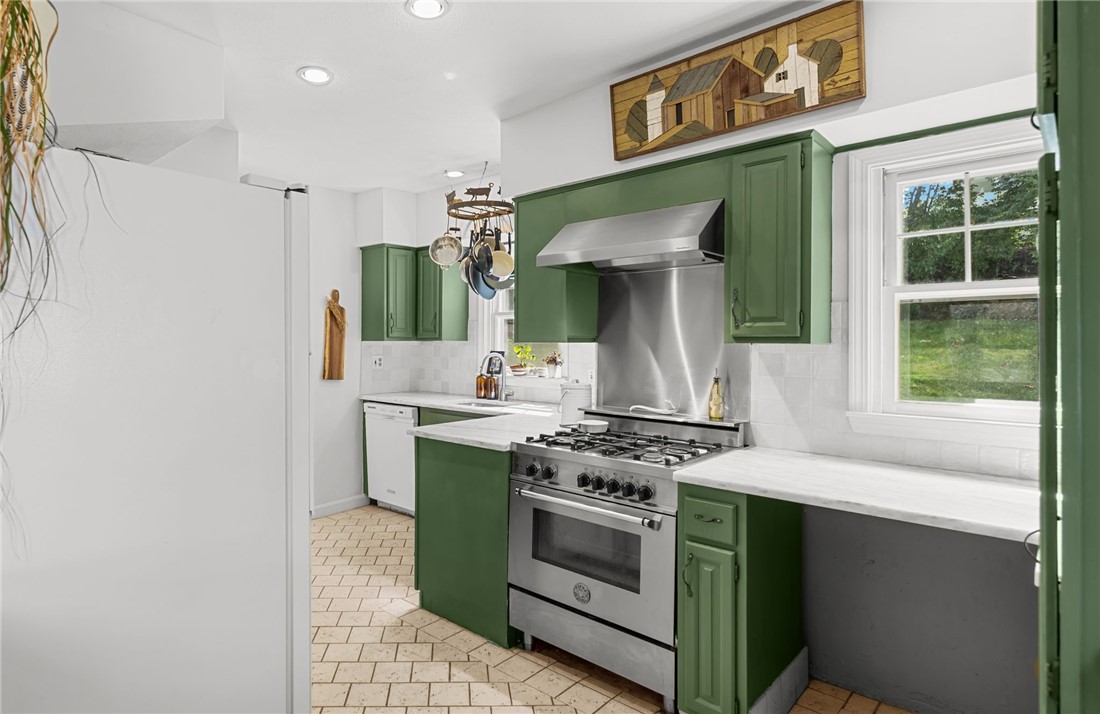 43 Sheffield Avenue Pawtucket, RI 02860 - Photo 12 of 39