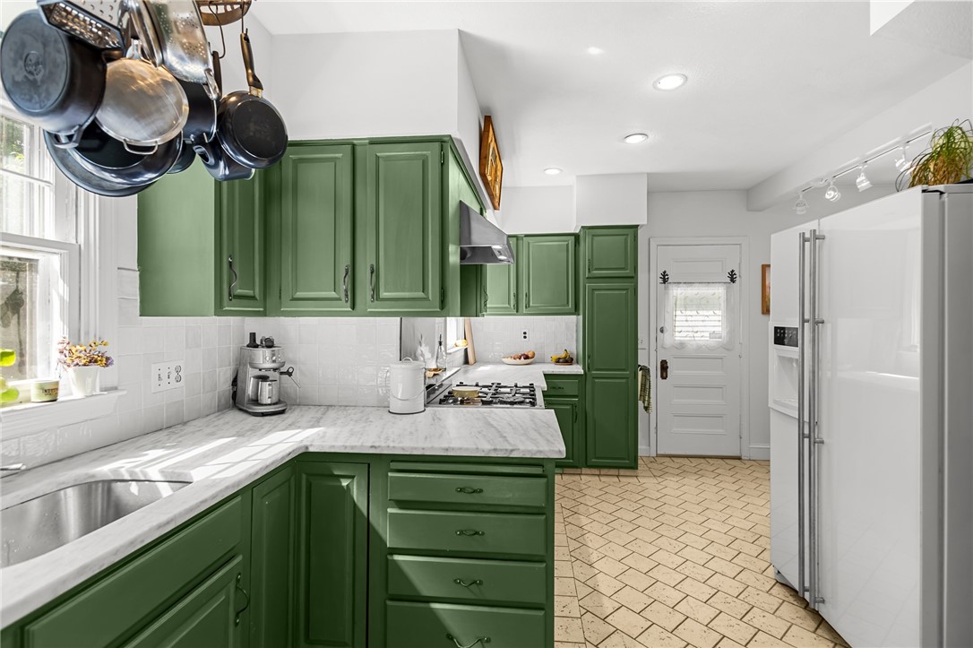 43 Sheffield Avenue Pawtucket, RI 02860 - Photo 13 of 39