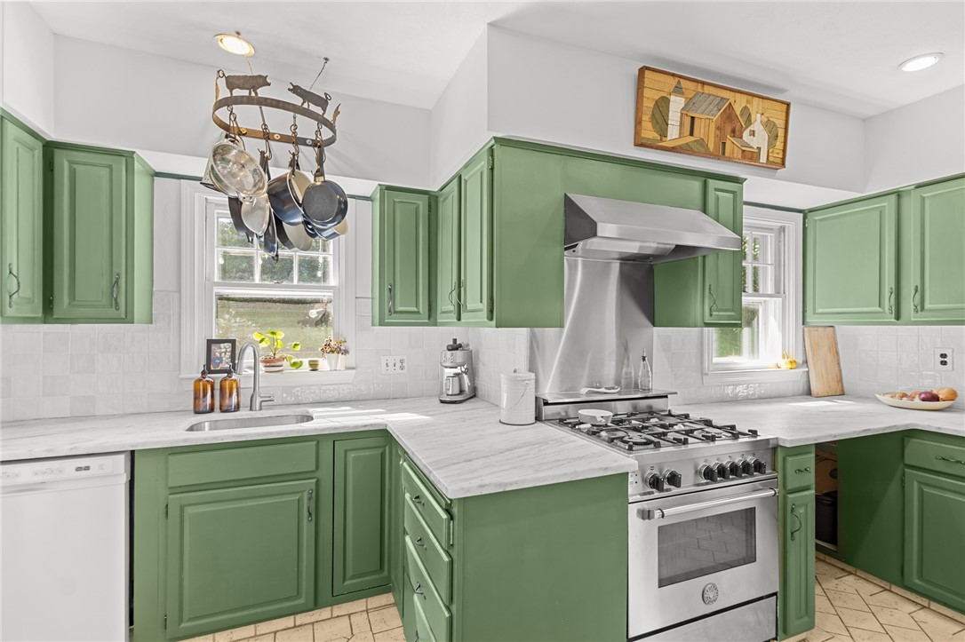 43 Sheffield Avenue Pawtucket, RI 02860 - Photo 14 of 39