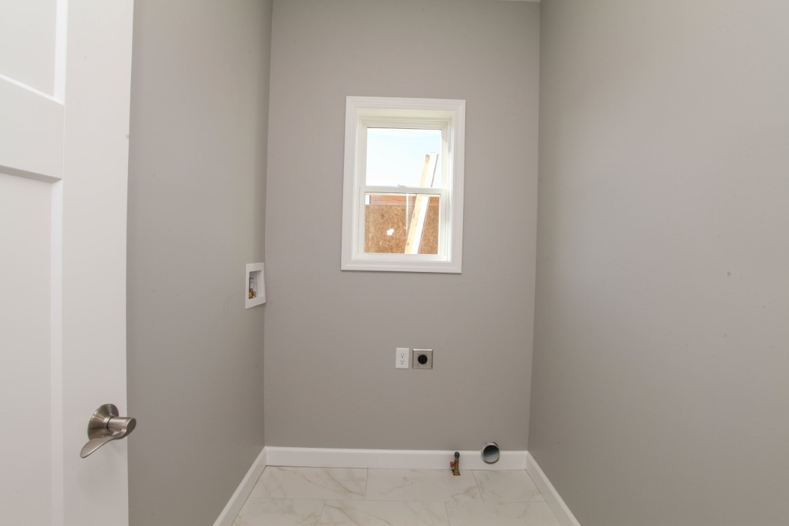 2935 Glendale Lane Normal, IL 61761 - Photo 14 of 29 a bathroom with a window