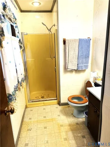 a view of entryway with a front door