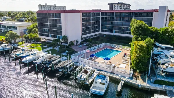 $1,950 | 740 South Federal Highway, Unit 202, Pompano Beach, FL 33062