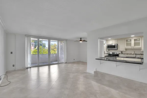 $1,950 | 740 South Federal Highway, Unit 202, Pompano Beach, FL 33062