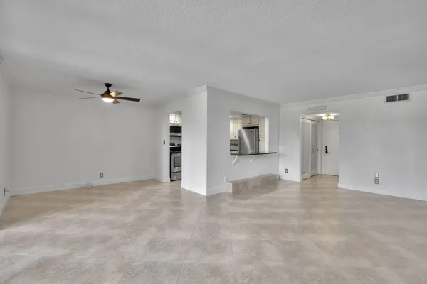 $1,950 | 740 South Federal Highway, Unit 202, Pompano Beach, FL 33062