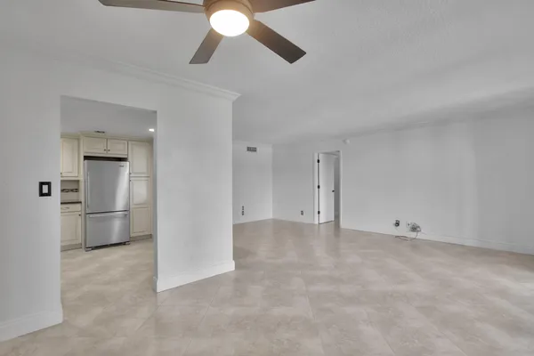 $1,950 | 740 South Federal Highway, Unit 202, Pompano Beach, FL 33062