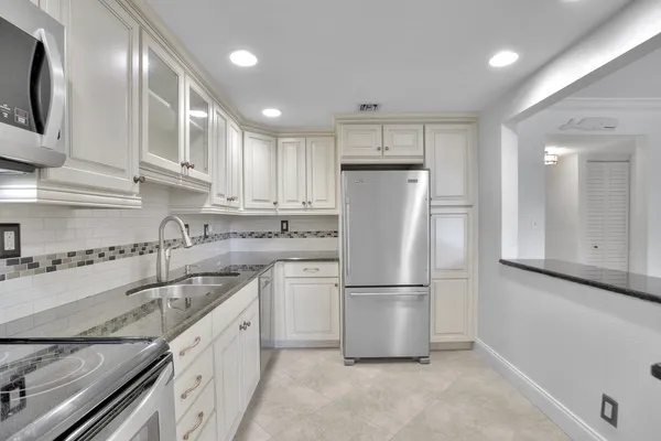 $1,950 | 740 South Federal Highway, Unit 202, Pompano Beach, FL 33062