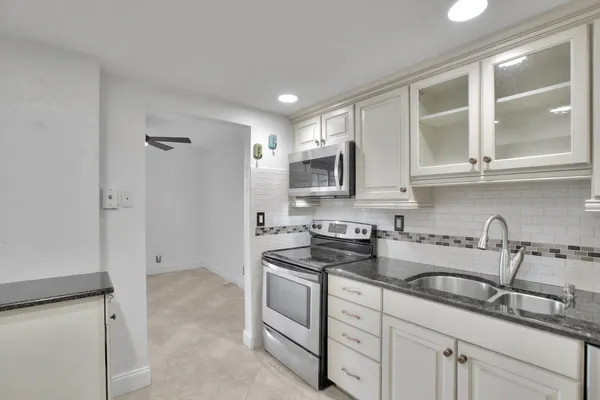 $1,950 | 740 South Federal Highway, Unit 202, Pompano Beach, FL 33062