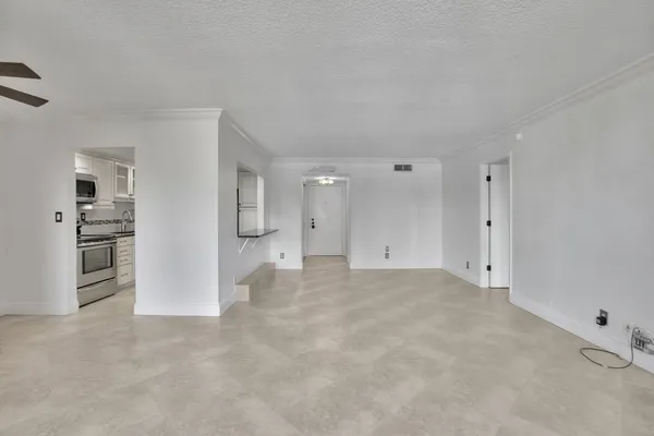 $1,950 | 740 South Federal Highway, Unit 202, Pompano Beach, FL 33062