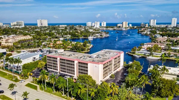 $1,950 | 740 South Federal Highway, Unit 202, Pompano Beach, FL 33062