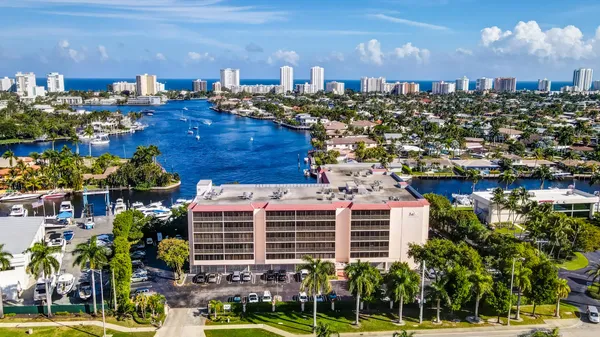 $1,950 | 740 South Federal Highway, Unit 202, Pompano Beach, FL 33062