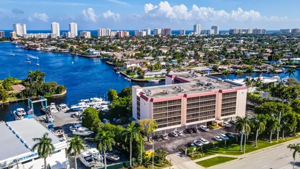 $1,950 | 740 South Federal Highway, Unit 202, Pompano Beach, FL 33062