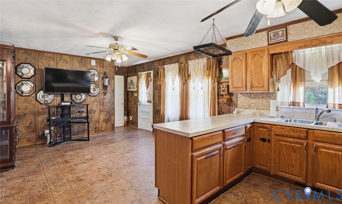 19353 Boulwares Road Ruther Glen, VA 22546 - Photo 26 of 62 Kitchen featuring a ceiling fan, a peninsula, ligh