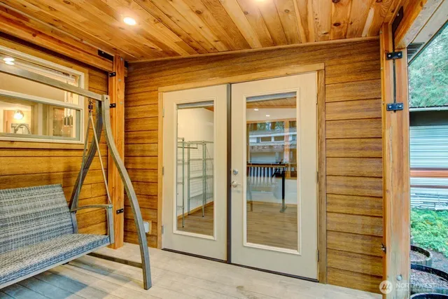 a view of entryway with a door