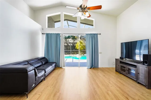 a view of an house with backyard and garden