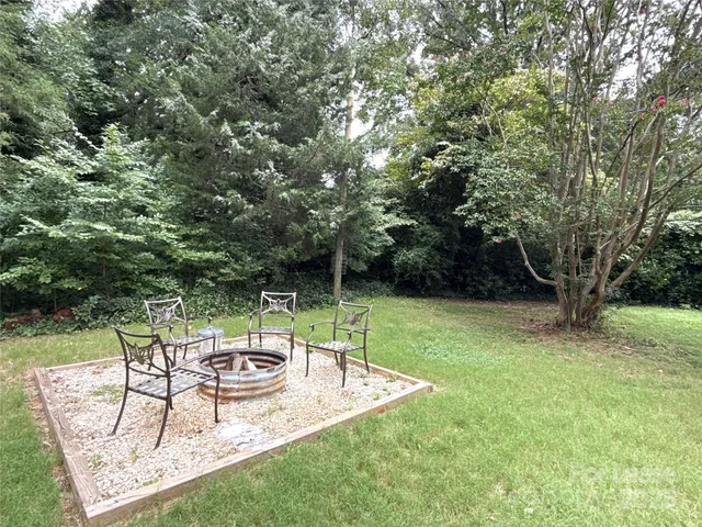 a view of a house with backyard and garden