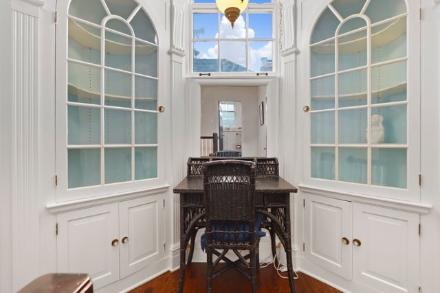 3022 Thayer Street Evanston, IL 60201 - Photo 20 of 23 a dining room with a table and chairs