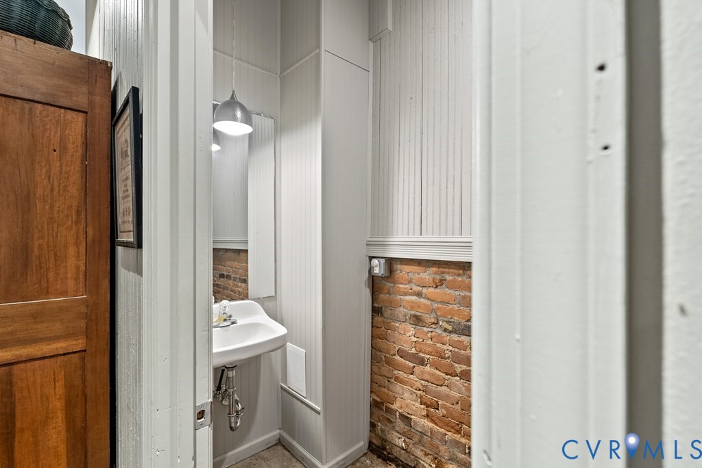 215 West 3rd Street Farmville, VA 23901 - Photo 13 of 52 a bathroom with a sink a toilet and shower