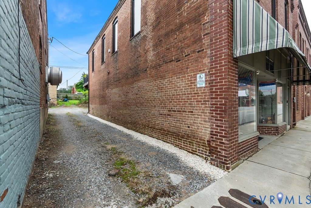 215 West 3rd Street Farmville, VA 23901 - Photo 38 of 52 a view of a pathway both side of building