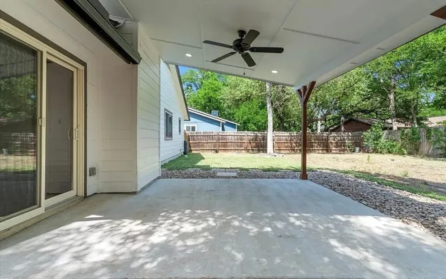 a view of a backyard