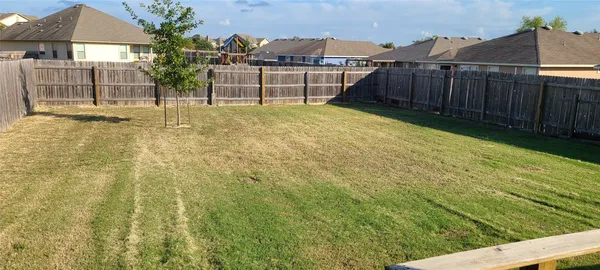 a view of a backyard