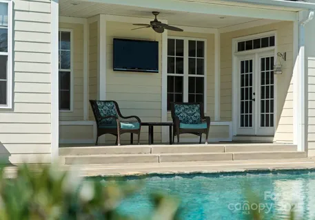 a view of a back yard