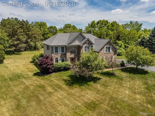 $750,000 | 1976 Scenic Drive, Milford, MI 48380