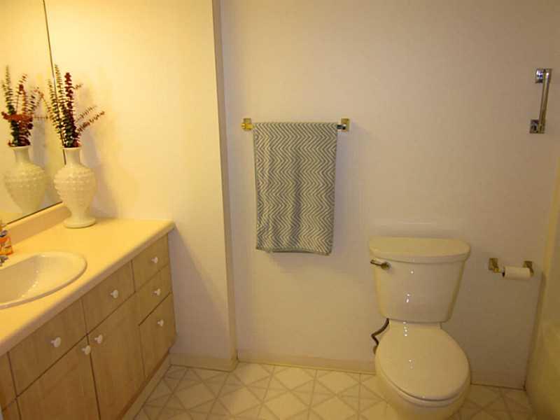 2445 Old Greentree Road, Unit 1B Carnegie, PA 15106 - Photo 11 of 15 Master Bath/Spa.