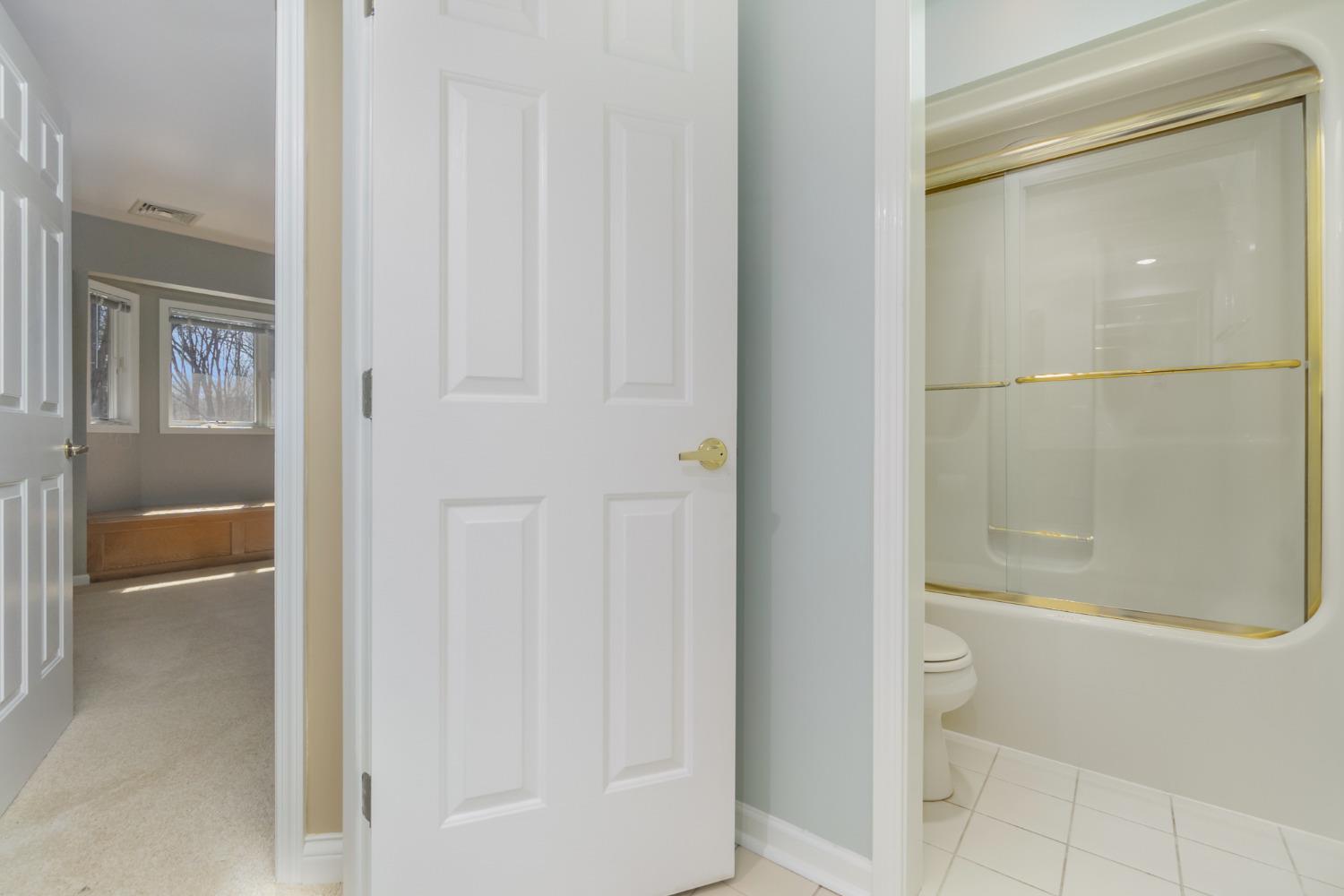 473 Roxbury Road Valparaiso, IN 46385 - Photo 49 of 51 a bathroom with a bathtub