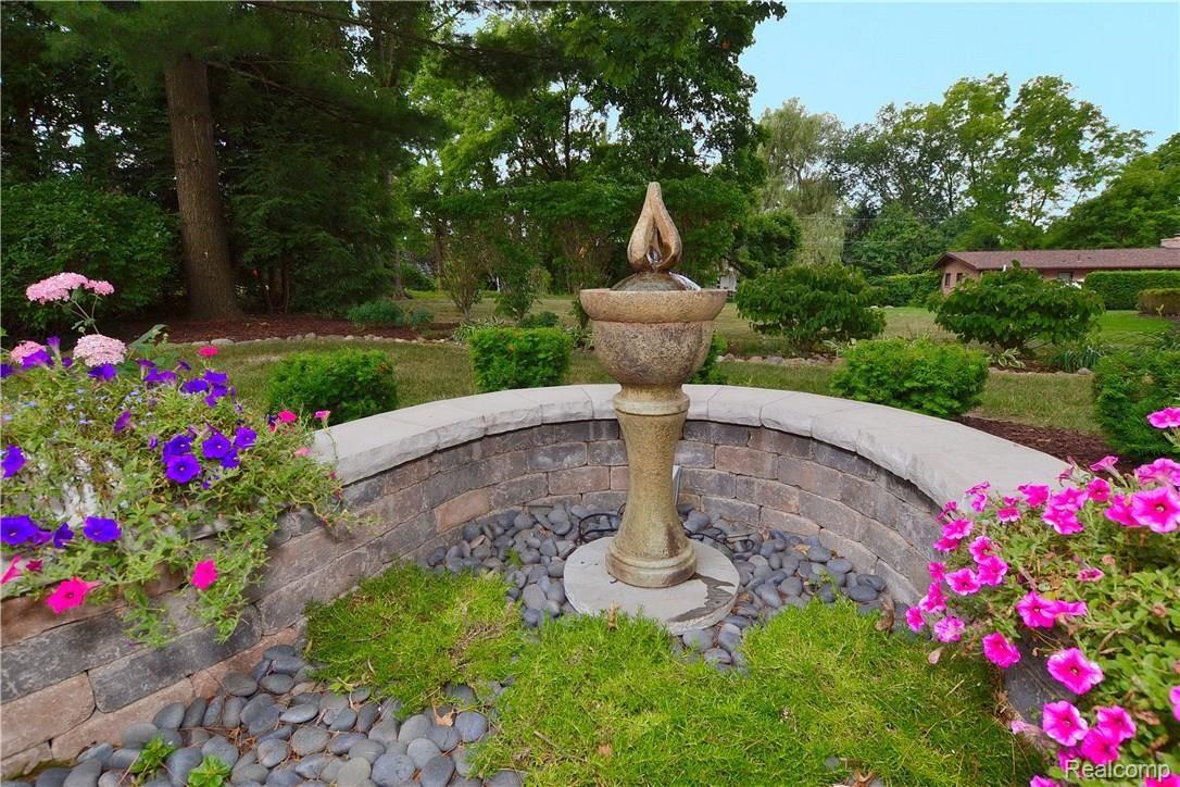 3211 Greentree Road Bloomfield Hills, MI 48304 - Photo 35 of 36 Fountain