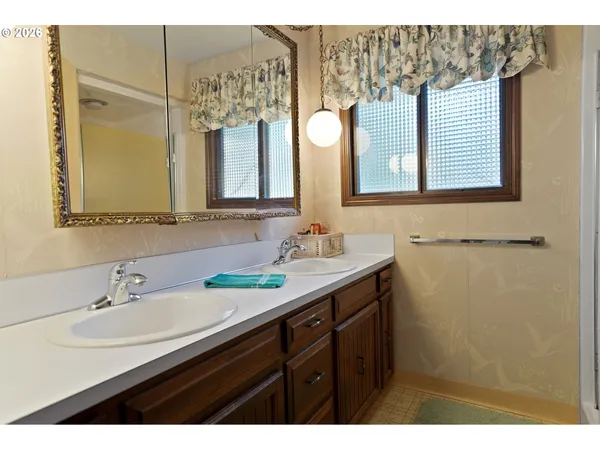 $549,900 | 1650 Northwest Springhill Drive, Albany, OR 97321