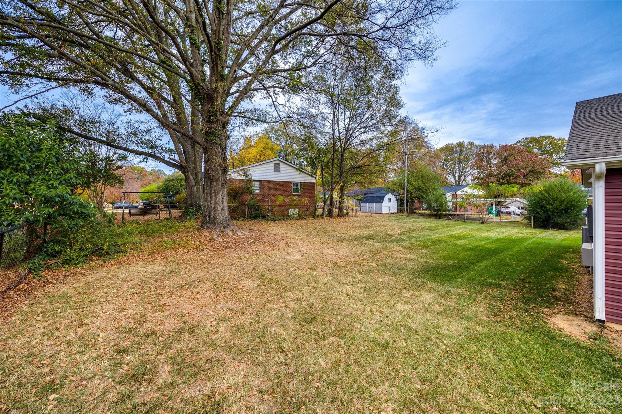 662-664 Reeves Court Charlotte, NC 28208 - Photo 5 of 12 a view of a yard with a tree
