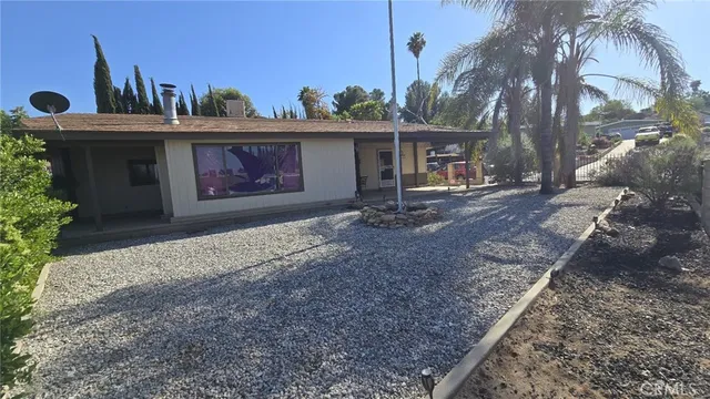 a view of a house with backyard and garden