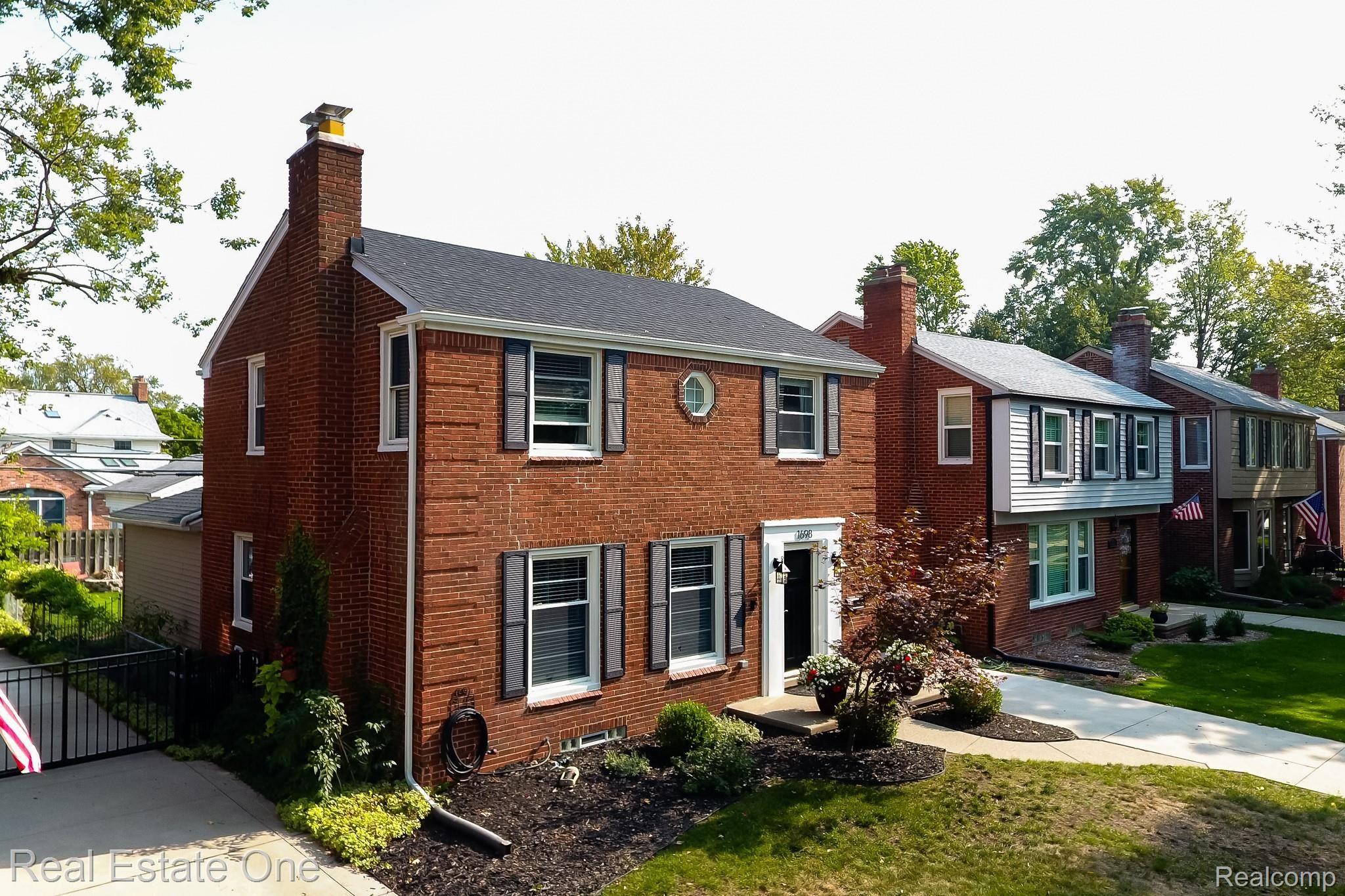 1698 Bournemouth Road Grosse Pointe, MI 48236 - Photo 10 of 42 grosse_point_23.jpg