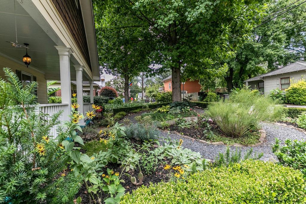 1084 Sanders Avenue Southeast, Unit AB Atlanta, GA 30316 - Photo 5 of 76 a view of a back yard