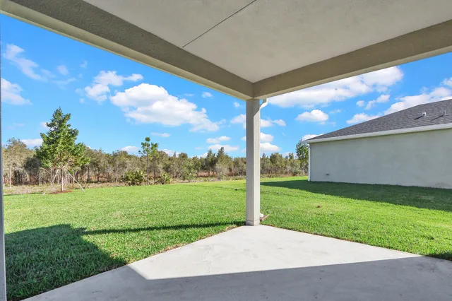 a view of a backyard