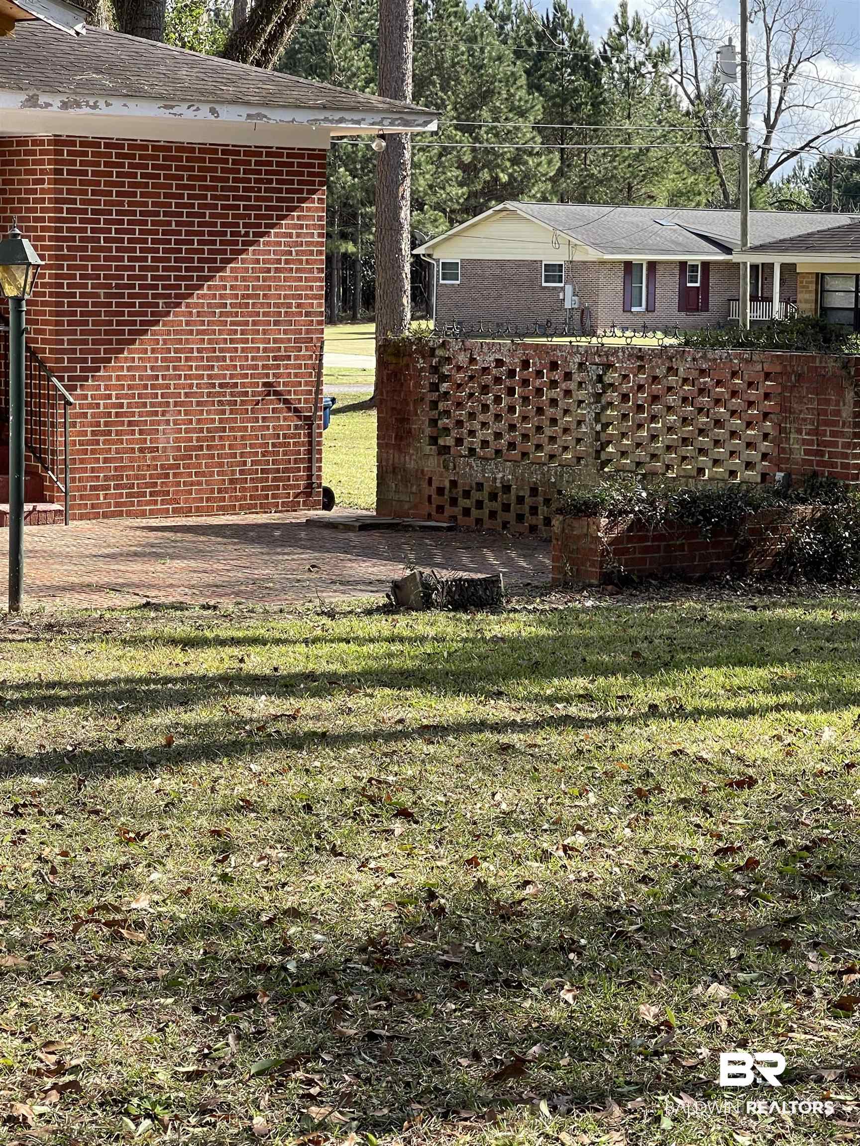 28 Confederate Circle Monroeville, AL 36460 - Photo 5 of 25 Brick Patio