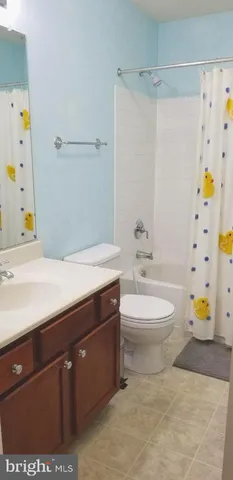 a view of empty room with window