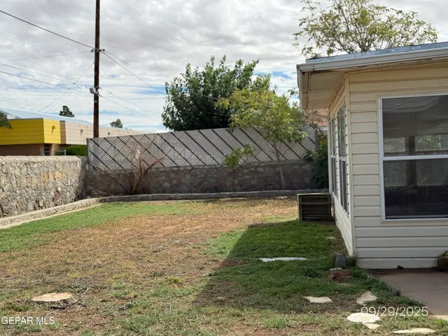 a view of a backyard