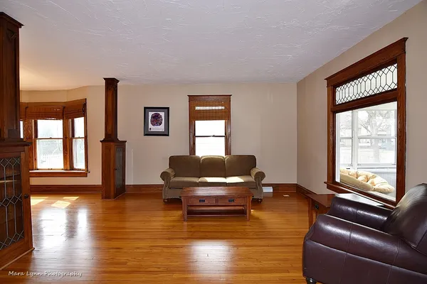 $289,900 | 519 Palace Street, Aurora, IL 60506