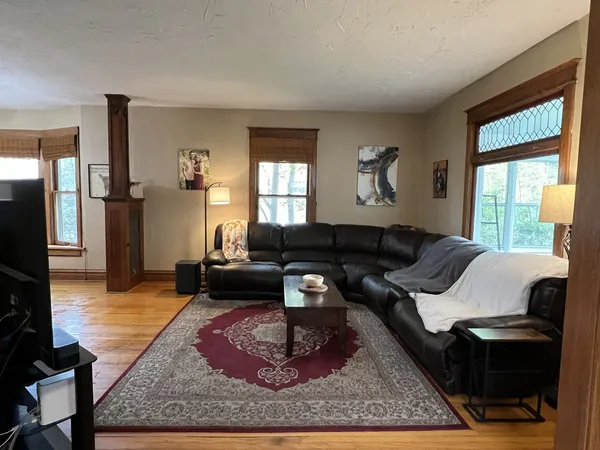 $289,900 | 519 Palace Street, Aurora, IL 60506