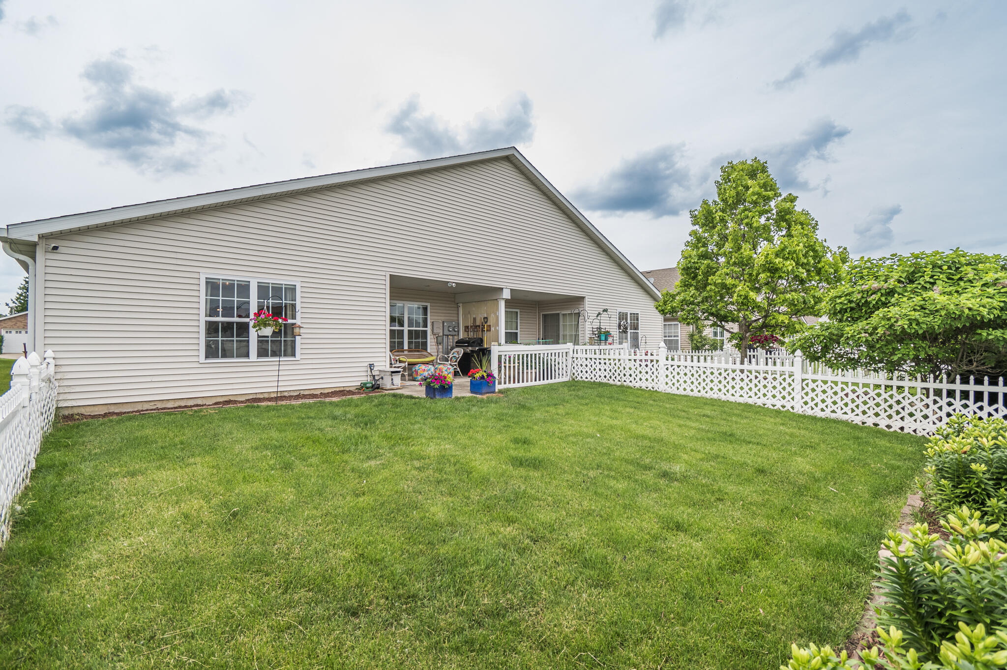 10735 Keystone Lane Crown Point, IN 46307 - Photo 23 of 23 a backyard of a house with table and chairs