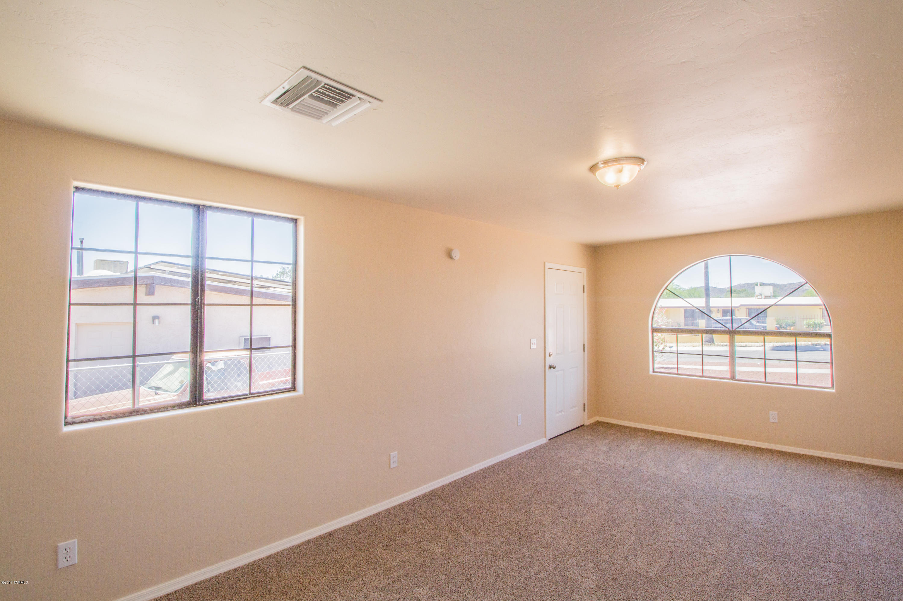2002 West Saxony Road Tucson, AZ 85713 - Photo 14 of 22 an empty room with a window