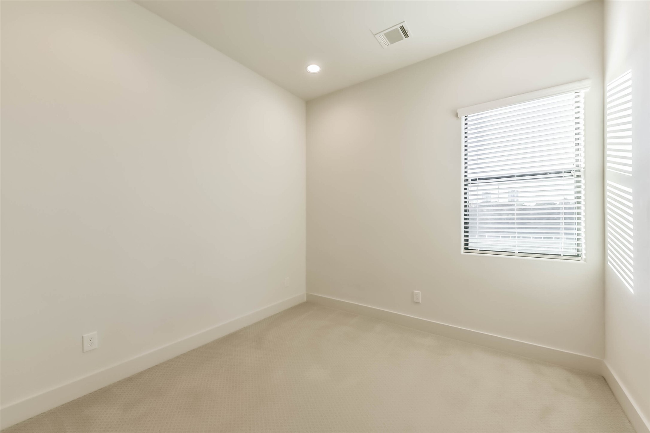 3206 North MacGregor Way, Unit A Houston, TX 77004 - Photo 23 of 30 an empty room with a window