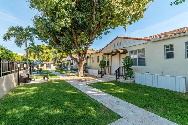 $2,200 | 814 Lenox Avenue, Unit 8, Miami Beach, FL 33139